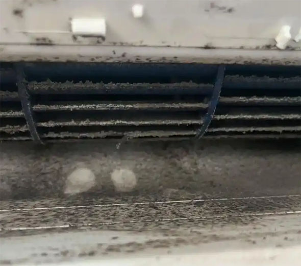 东港空调吹的风有股烧焦味是怎么回事